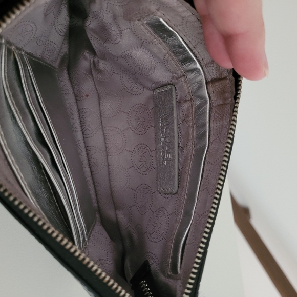 Michael Kors patent leather wristlet - Picture 3 of 3